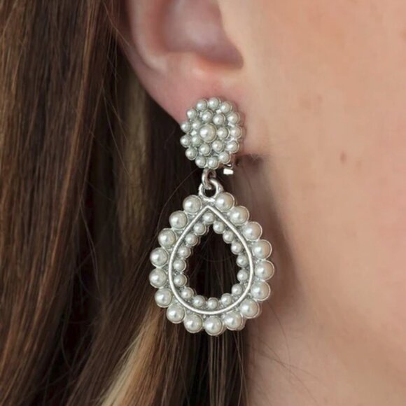 Paparazzi Jewelry Accessories - Discerning Droplets - White Earrings - Vintage - Picture 3 of 4
